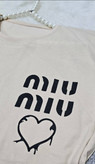 تیشرت باکسی طرح Miu Miu
